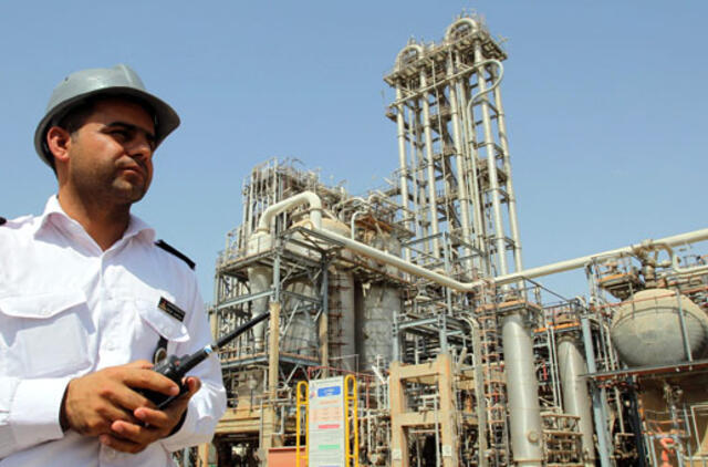 Dėl įvestų sankcijų Irano naftos eksportas sumažėjo 40 proc.