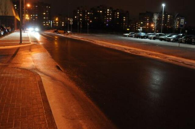 Eismo sąlygas sunkina plikledis