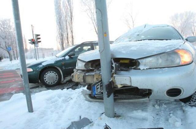 "Ford Mondeo" vairuotojas rėžėsi į stulpą