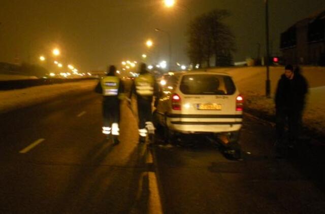 Girtas taksistas taranavo policijos automobilį