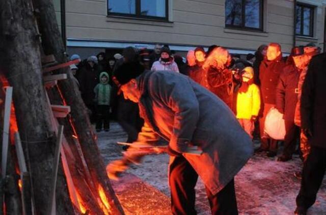 Istorinio laužo liepsnos suvienijo klaipėdiečius (video)