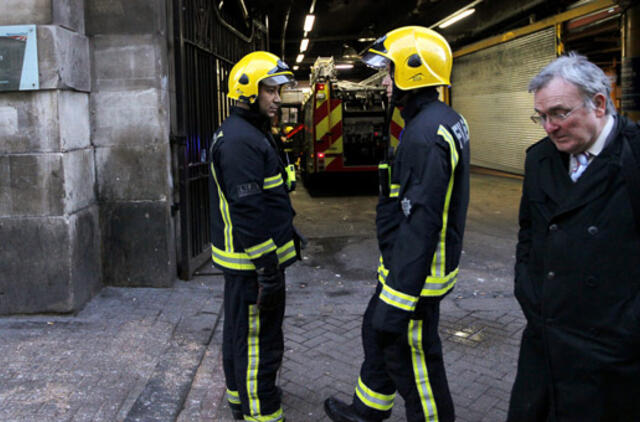 Kilus gaisrui greitajame traukinyje evakuota Londono Viktorijos stotis