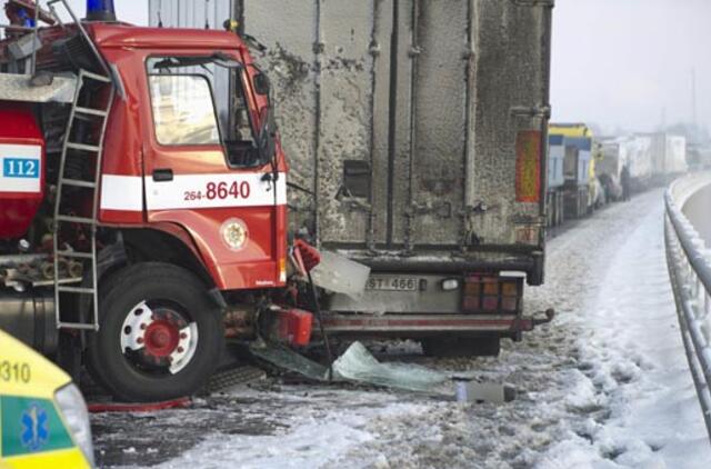 Masinė avarija Švedijoje: susidūrė daugiau kaip 50 automobilių