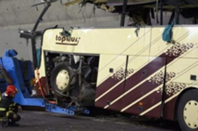 Portugalijos kalnuose į tarpeklį nugarmėjo turistinis autobusas