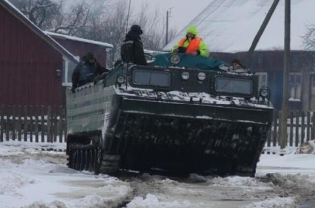 Potvynis pamaryje: šaltis paralyžiuoja gelbėtojų darbą