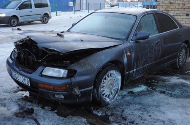 Šilutės plente liepsnojo automobilis "Mazda"