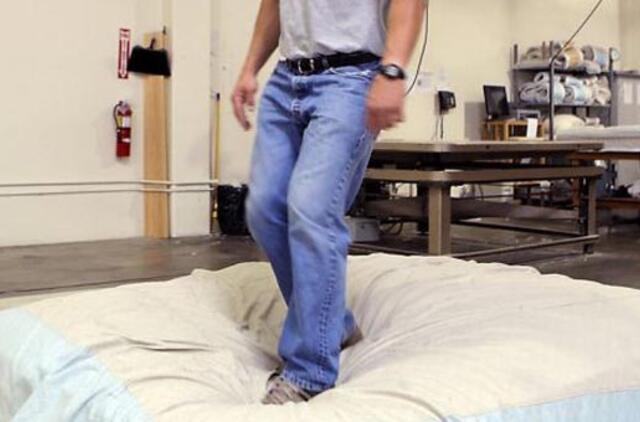 Šokinėja ant čiužinių ir dar gauna atlyginimą