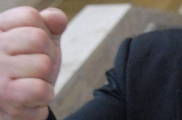 Sumušė moterį, dukrą, pareigūnui sulaužė ranką