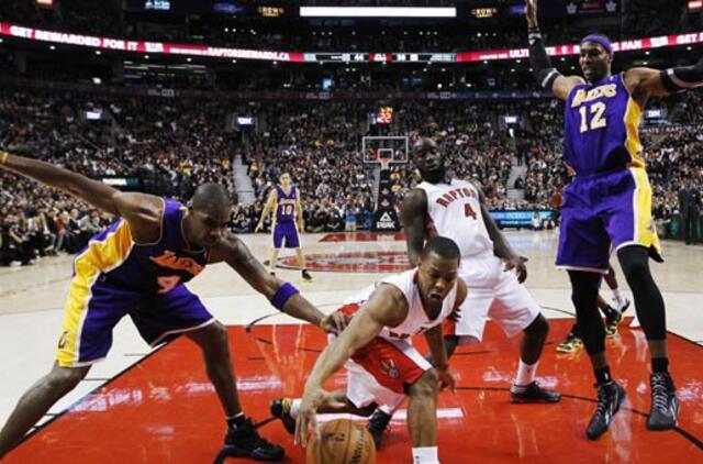 Toronto "Raptors" parklupdė "Lakers" komandą