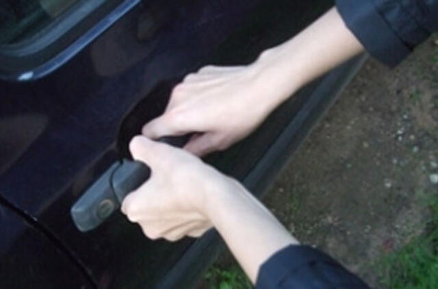 Užpuolikai, pastoję automobiliui kelią, ne tik sumušė, bet ir apvogė jo keleivius