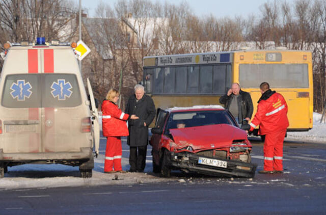 Vairuotoją apakino saulės šviesa