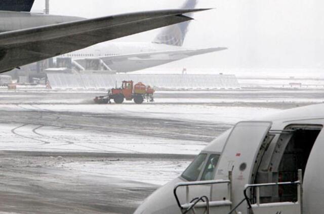 Didžiausią Vokietijos oro uosto darbą paralyžiavo snygis