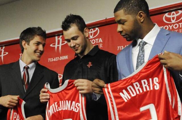 Donatas Motiejūnas per rungtynes su "Clippers" pelnė 13 taškų