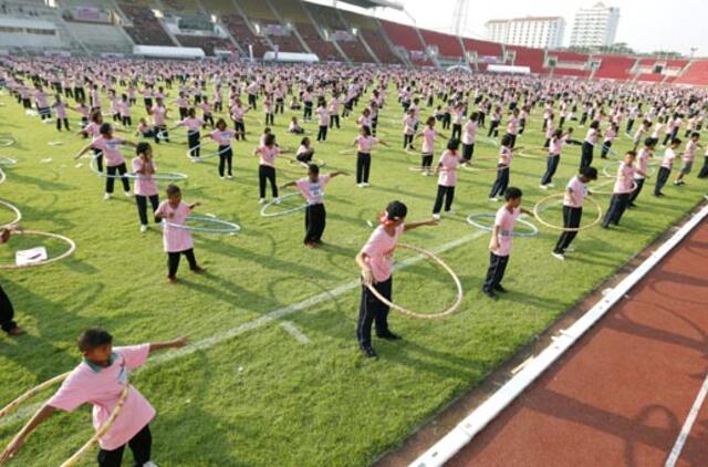 Gineso rekordas: Tailande vienu metu lankus suko 4 483 asmenys