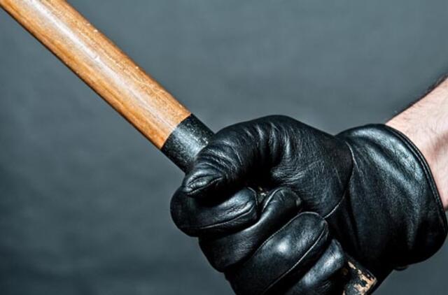 Įkalino viešbutyje ir grasino susidoroti su šeima