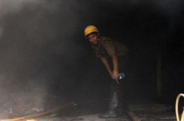 Indijoje per gaisrą nelegalioje prekyvietėje žuvo 14 žmonių