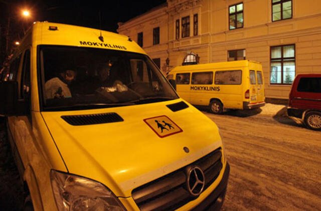 Mokyklos autobusiuke 18-metis sumušė 11-metį