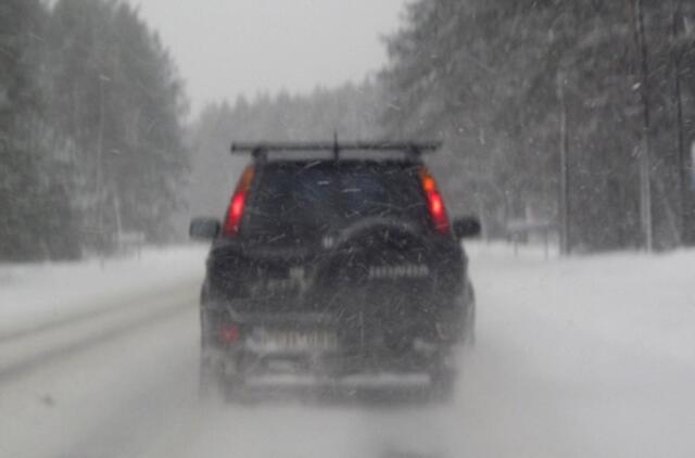 Naktį pasnigo, eismo sąlygos sudėtingos