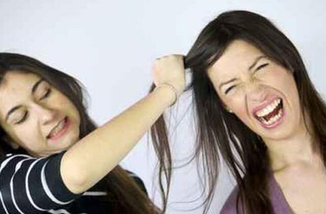 Pardavėją iškeikė, tampė už plaukų ir apspjaudė