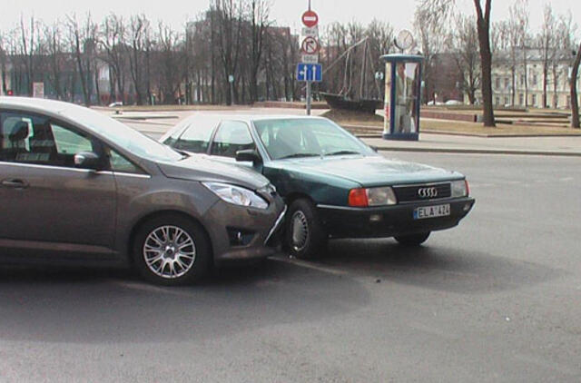 Abu vairuotojai regėjo žalią šviesoforo signalą