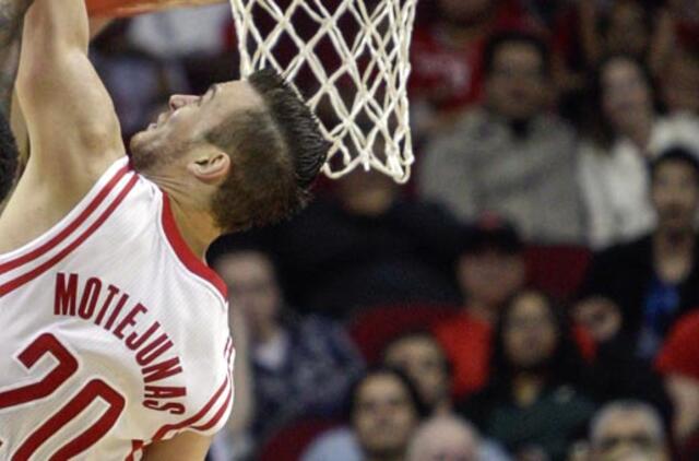 Donatas Motiejūnas per rungtynes su "Mavericks" pelnė 8 taškus