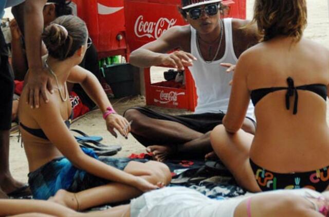 Estų porelė užklupta besimylinti šventykloje Balyje