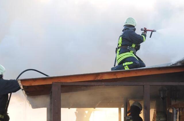 Gariūnuose užsiliepsnojo medinis namas