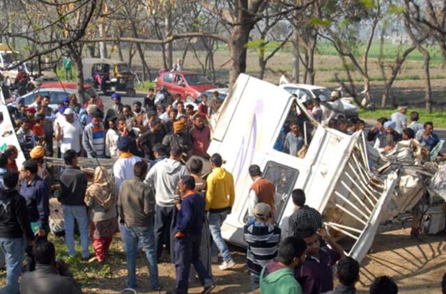 Indijoje mokykliniam autobusui susidūrus su sunkvežimiu, žuvo 12 vaikų ir vairuotojas