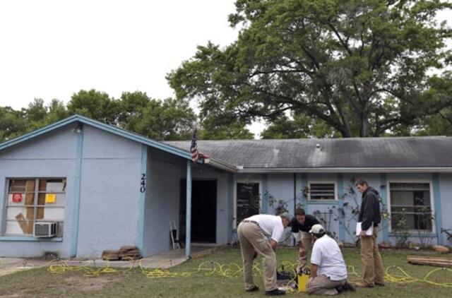 JAV Floridos valstijoje smegduobė prarijo dalį namo ir jame buvusį vyrą