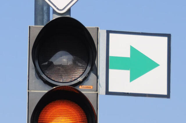 Kelių šviesoforų įrengimo taisyklės leidžia įrengti lenteles su žalia rodykle