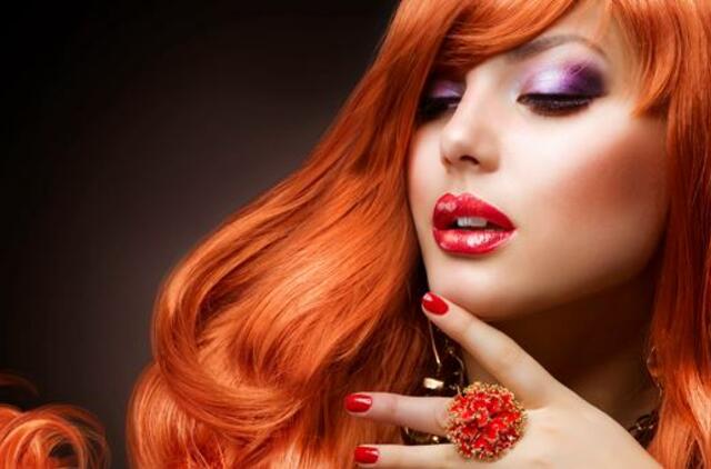 Kodėl raudonos lūpos jaunina moteris?