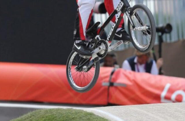 Lenkas dviračiu užšuoliavo į dangoraižio viršų