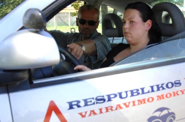 Norinčių vairuoti moterų daugiau nei vyrų
