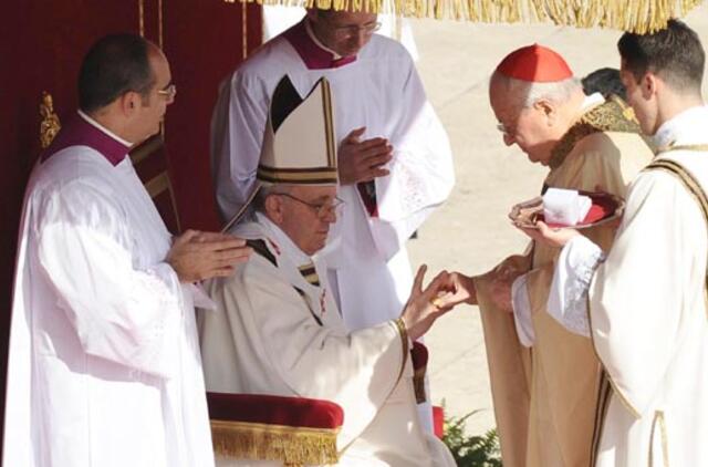 Popiežiui Pranciškui įteikti Žvejo žiedas ir palijus
