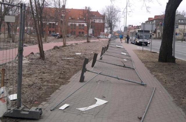 Prie Universiteto stotelės vėjas nuvertė tvorą