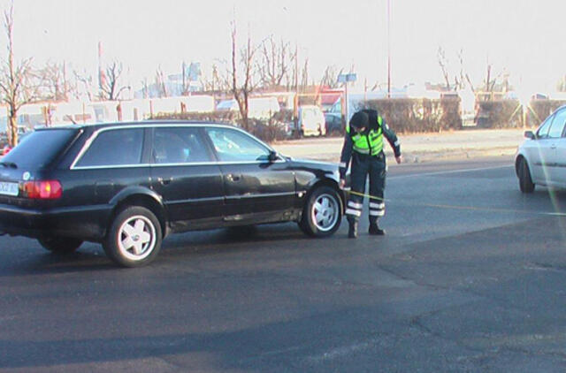 Saulės apakintas ugniagesys partrenkė pėsčiąjį