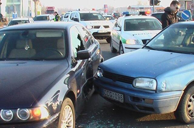 Saulės apakintas vairuotojas atsitrenkė į policininko BMW