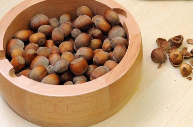 Tinkamiausi užkandžiai darbo metu - bananai ir riešutai