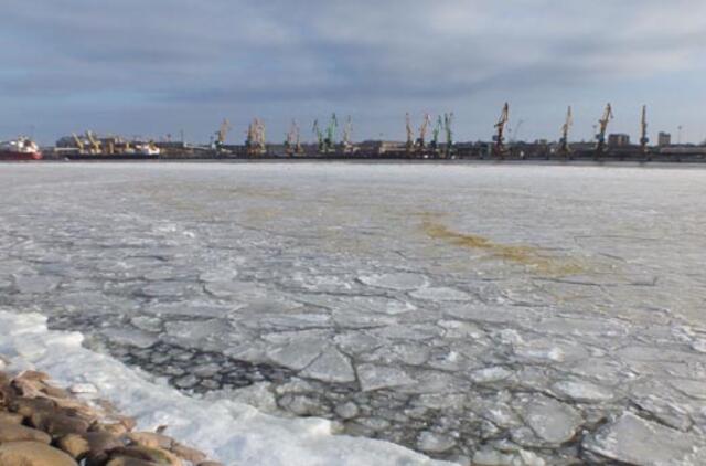 Uosto akvatorijoje pastebėtas geltonas ledas