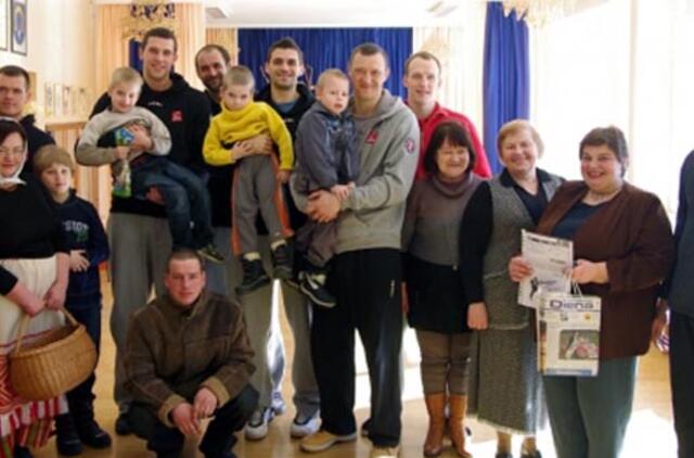 Utenos "Juventus" krepšininkai paaukojo pinigų ir pradžiugino daugiavaikes šeimas