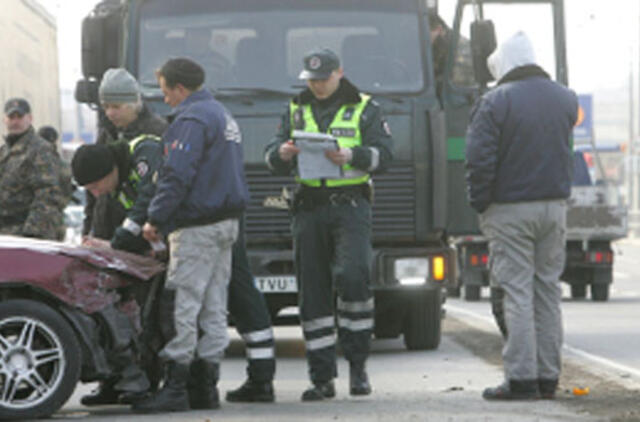 Vilniuje į avariją pakliuvo kalinius gabenantis automobilis
