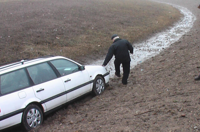 50 metų be avarijų vairavusį senolį paklaidino rūkas