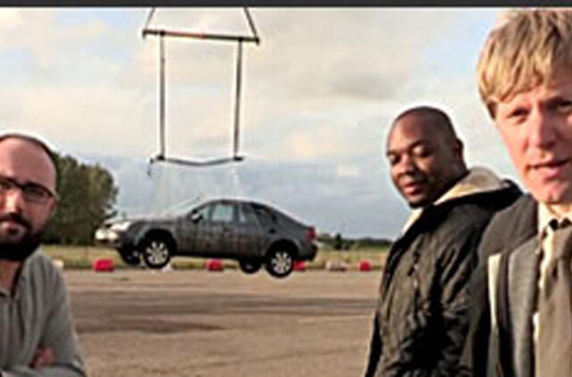 Ar pavyks automobilį pakelti į orą ant lipnios juostos? (Video)