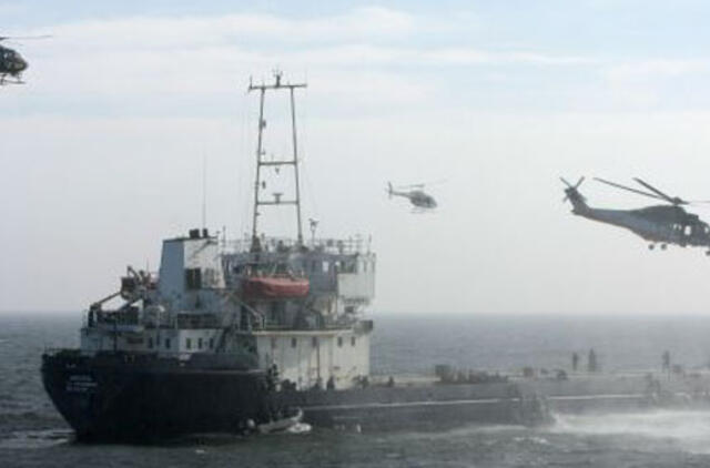 "Aro" pareigūnai pratybose šturmavo teroristų užgrobtą laivą