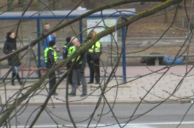 Autobusų stotelėje - žmonių abejingumo pavyzdys