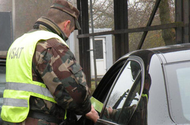 Automobilį be dokumentų vairavęs kirgizas pasieniečiui bandė įbrukti kyšį