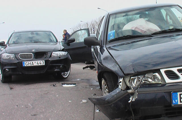 Autoserviso meistras į avariją pateko su svetimu automobiliu