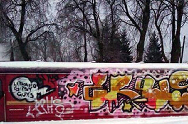 Bausmės "grafitininkams" - už užrašus ant "siauruko" vagonų