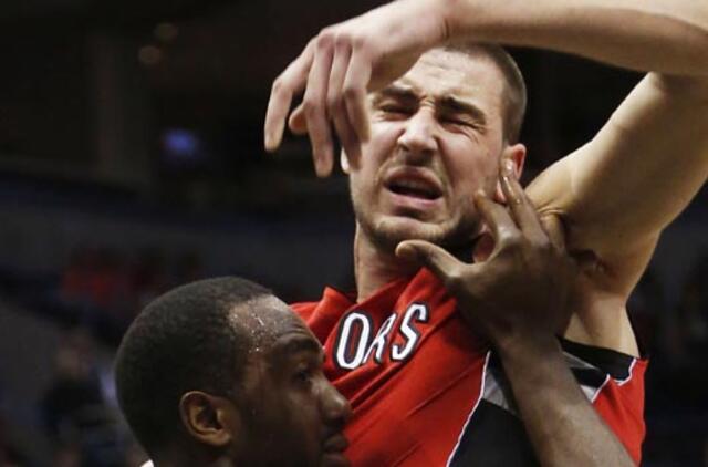 "Bucks“ nušlavė „Raptors“ ir žengė į atkrintamąsias