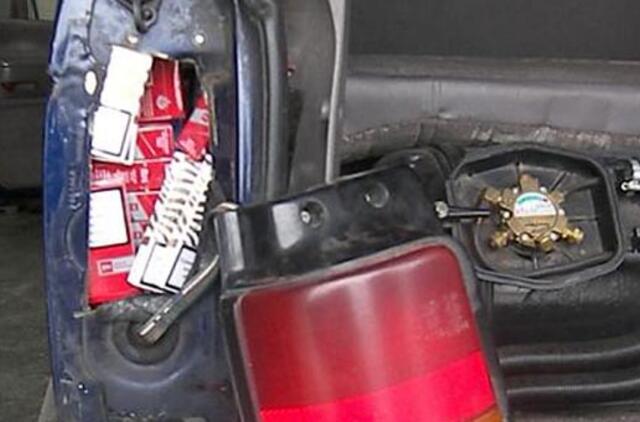 "Chrysler Grand Voyager" vairuotojas cigaretes slėpė už automobilio galinių žibintų